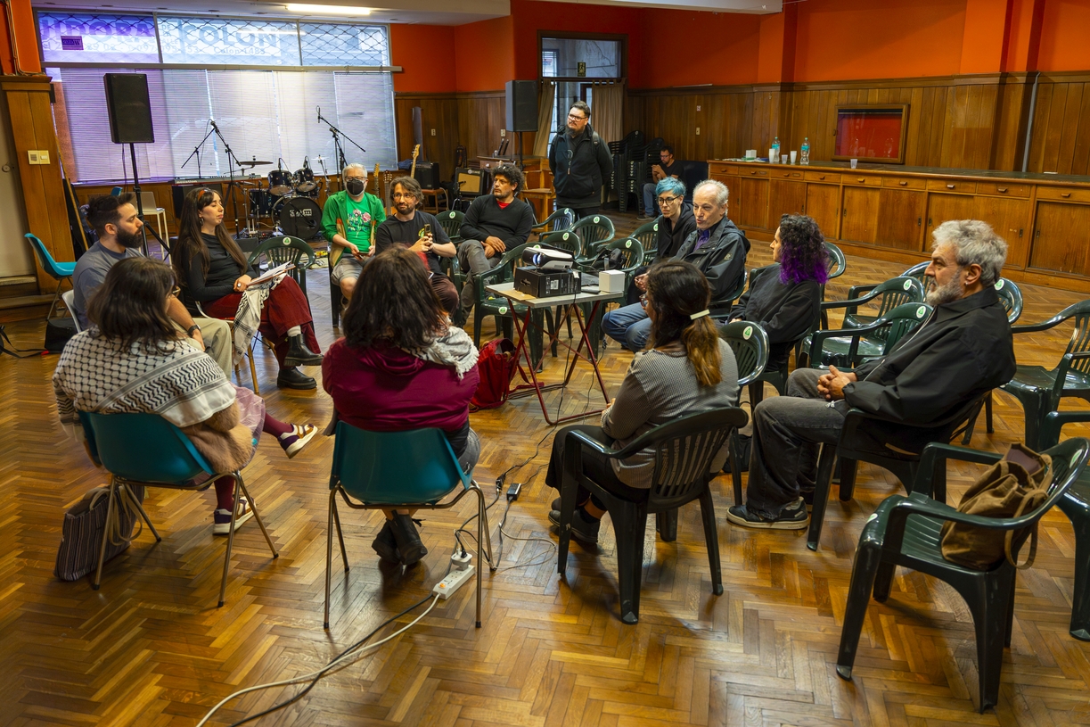 Conversatorio de tecnología libre de Apartheid. Semana de la Cultura Libre, organizado por Creative Commons Uruguay, noviembre 2025. Foto de Sof Texeira del colectivo Mediared.
